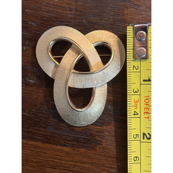 Vintage Crown Trifari Gold Tone Knot Brooch Pin Jewelry Accessory Elegant Design - Picture 4 of 4